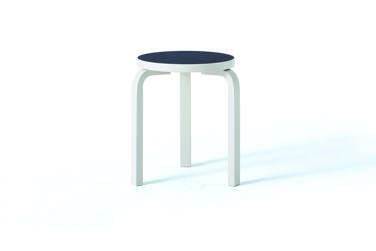 Artek feiert den 100. Jahrestag der Unabhängigkeit Finnlands durch die Einführung mehrerer L-Leg Produkte von Alvar Aalto in einem Steinweiss-Lack und neuen Linoleumoberflächenfarben. Zur limitierten Kollektion gehört natürlich der Klassiker «Stool 60», den Alvar Aalto 1933 entworfen hat. Aber auch der «Chair 66», der «Table 80» und der «Table 95» sind in der limitierten Kollektion erhältlich. www.artek.fi