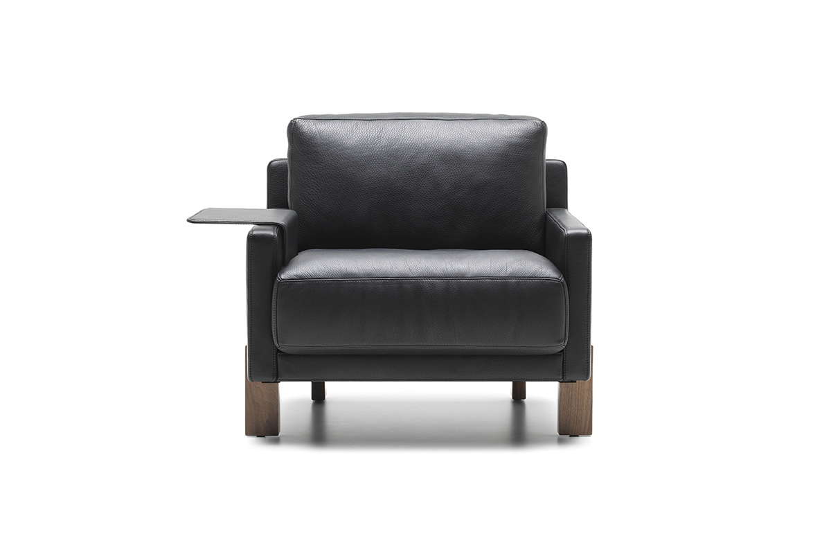 Für die Manufaktur von de Sede hat der Designer Stephan Hürlemann das Modell «DS-77» neu gestaltet. «DS-77» ist eine komplette Produktfamilie aus Sessel, Sofa oder Loungesofa, die mit Leder oder Textil bezogen sind. Ein Wohnzimmer- und ein Beistelltisch gehören auch zum Programm. www.desede.de