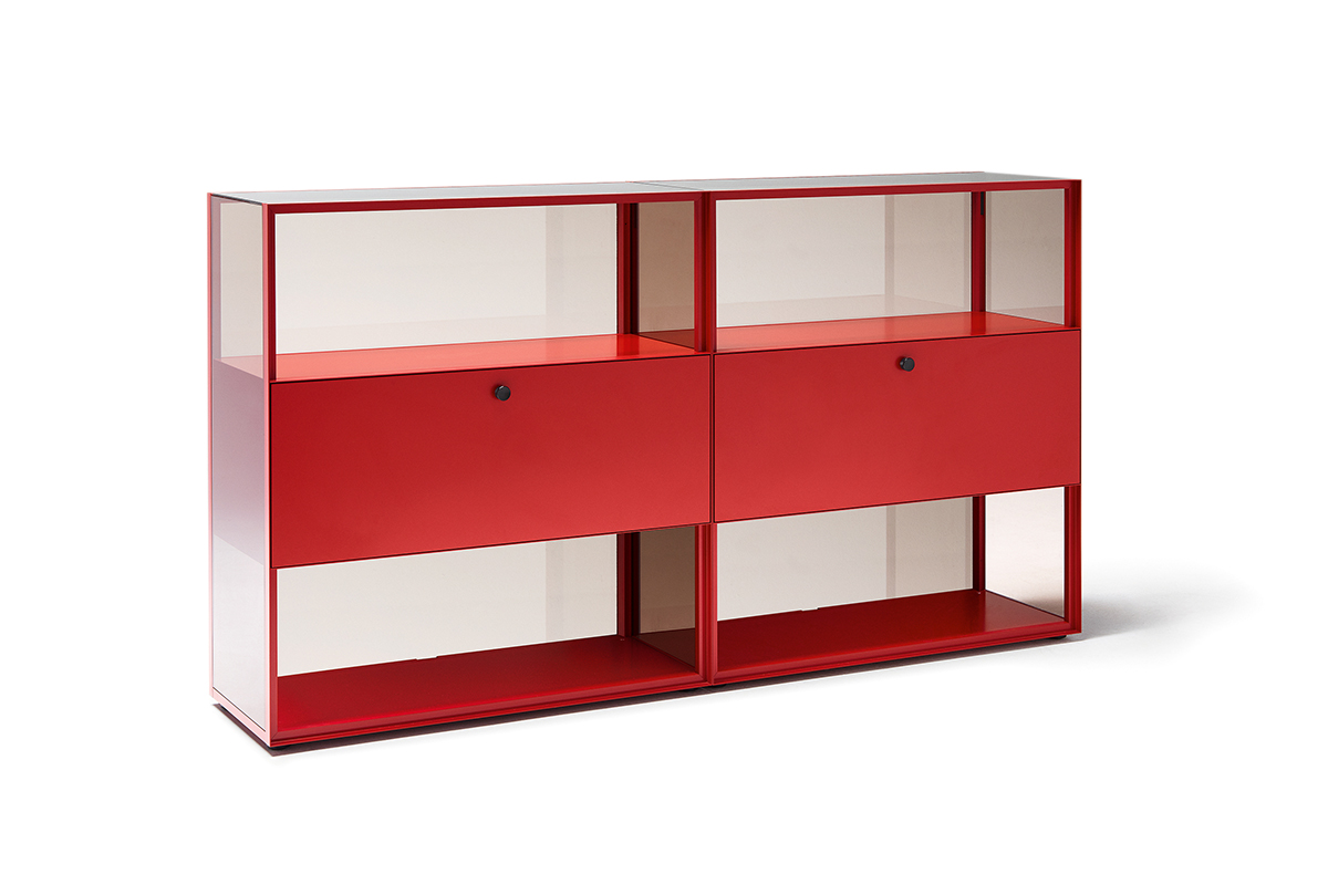 Piure hat an der imm cologne das neue Möbelprogramm «Mesh» präsentiert. Das in Zusammenarbeit mit dem Designer Werner Aisslinger entstandene System lässt sich zum Beispiel als Vitrine, Sideboard oder Schrank zusammenstellen. Aluprofile bilden den Rahmen, der mit Glas, Klappen, Türen und Schubsysteme gefüllt werden kann. www.piure.de