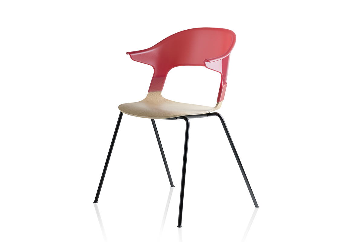 Der Stuhl «Pair» entstand aus der ersten Zusammenarbeit zwischen Fritz Hansen und dem Designer Benjamin Hubert. Der Stuhl wurde als ein System aus Komponenten mit einer grossen Anzahl möglicher Variationen entwickelt. So lassen sich die Sitzfläche aus Holz, die Rückenlehne aus Kunststoff und die Stuhlbeine individuell für den Einsatz im Büro, im Krankenhaus oder auch für zu Hause anpassen. www.fritzhansen.com