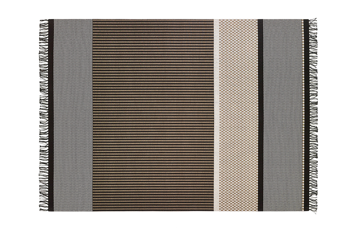 Die Designerin Ritva Puotila hat den Teppich «San Francisco» als eine asymmetrische Kombination unterschiedlicher vertikaler und horizontaler Streifen und Quadrate gestaltet. Der Teppich wird aus Papiergarn und Baumwolle hergestellt und ist in verschiedenen Kombinationen aus Mustern und Farben erhältlich. www.woodnotes.fi