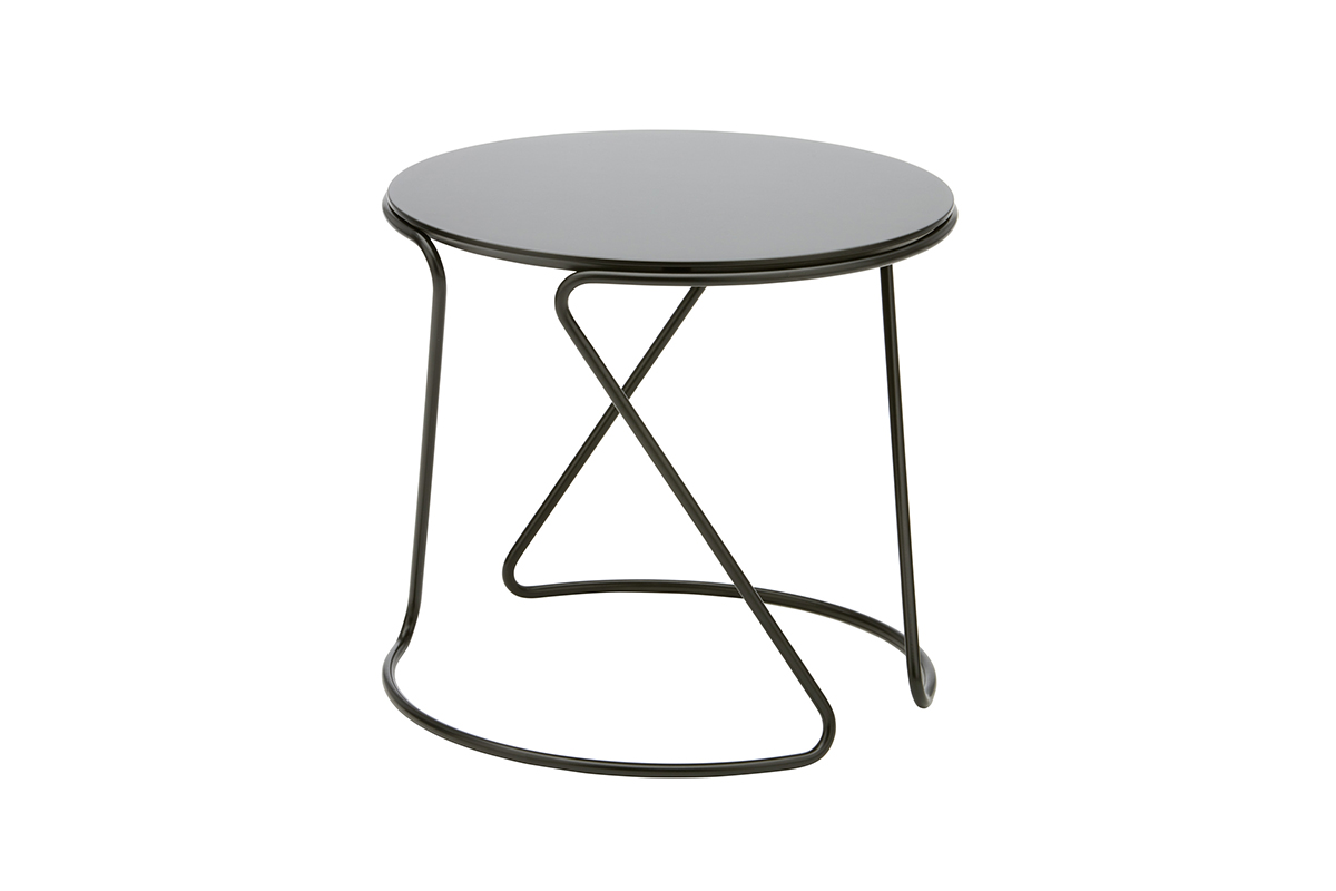Linie und Kreis geben den Ton an bei der Gestaltung des Beistelltischs «S 18» von Thonet. Der Designer Ulli Budde formte das Gestell aus Rundstahl als Endlosschleife als passendes Pendant zur Form des endlosen Kreises, der die Tischplatte bildet. Der Beistelltisch wird mit einem pulverbeschichteten Untergestell und einer lackierten Tischplatte in Schwarz, gefertigt. www.thonet.de