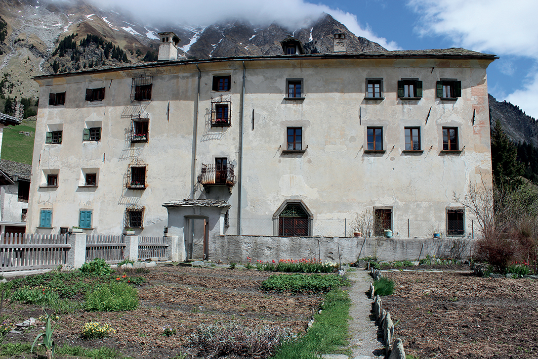 Le finalità della tutela dell’edificio di alto ceto, detto Gadina, situato a Casaccia, contemplano il restauro conservativo del palazzo con il giardino attiguo. Oltre alla manutenzione del tetto di piode è auspicabile il restauro delle decorazioni esterne. L’intera struttura residenziale ha carattere monumentale. La porzione dell’edificio costruita nel 1594 contiene tre abitazioni sovrapposte nell’incastellatura lignea rivestita di muratura all’esterno; l’aggiunta sul retro datata 1685 è una