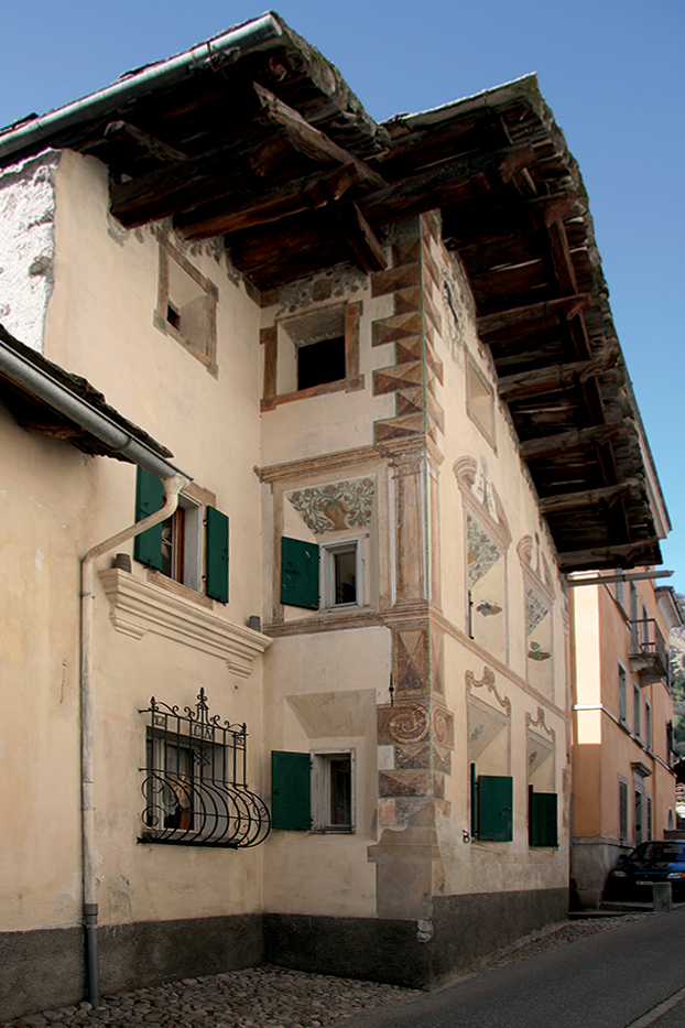 Le case affrescate, come la dimora doppia situata al centro di Borgonovo, sono abbastanza rare in Bregaglia. L’edificio di tre piani e mezzo è stato affrescato nel 1681 e restaurato in facciata nel 1978. Secondo la tradizione locale la successione dei piani propone le cantine a volta nel seminterrato, due abitazioni sovrapposte nei piani superiori con stüa, cucina e saletta voltata a botte e abbellita da tre crociere. Le due stüe sovrapposte sono impreziosite da soffitti con trave mediana a sostegno de
