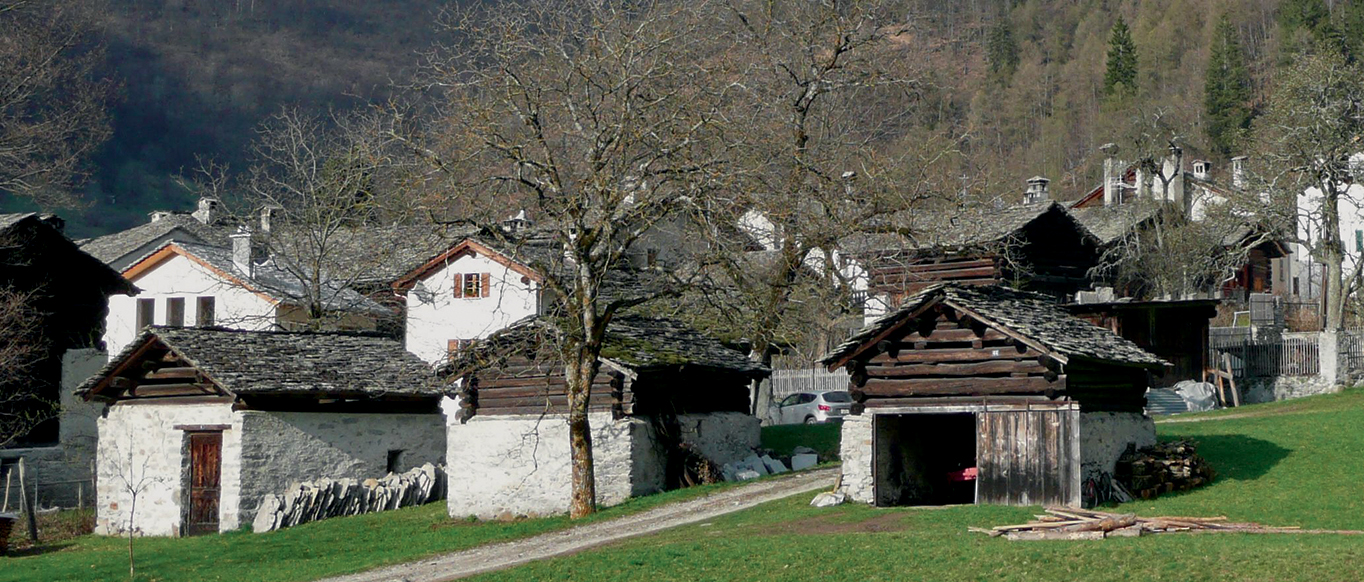 I metati, ovvero le cascine di essiccazione delle castagne, disposti in gruppo come nella periferia di Bondo, rappresentano strutture minori e di gran fascino tipiche del patrimonio storico della bassa valle.