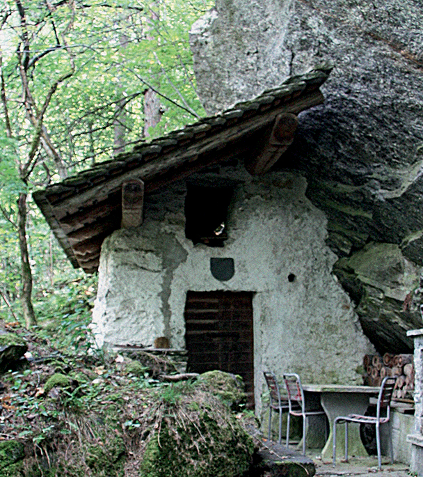 L’edificio costruito ad uso crotto per il vino e le derrate alimentari, con cella refrigerata da sorgenti naturali di aria fresca, ricorre solo a Bondo e in località Guaita a Castasegna, appena oltre il confine di Stato. Vi si conservava il proprio vino ed era ambito luogo di convivio.Un esempio della tipologia del crotto; l’ultimo di essi è stato costruito a Bondo nel 1884 .