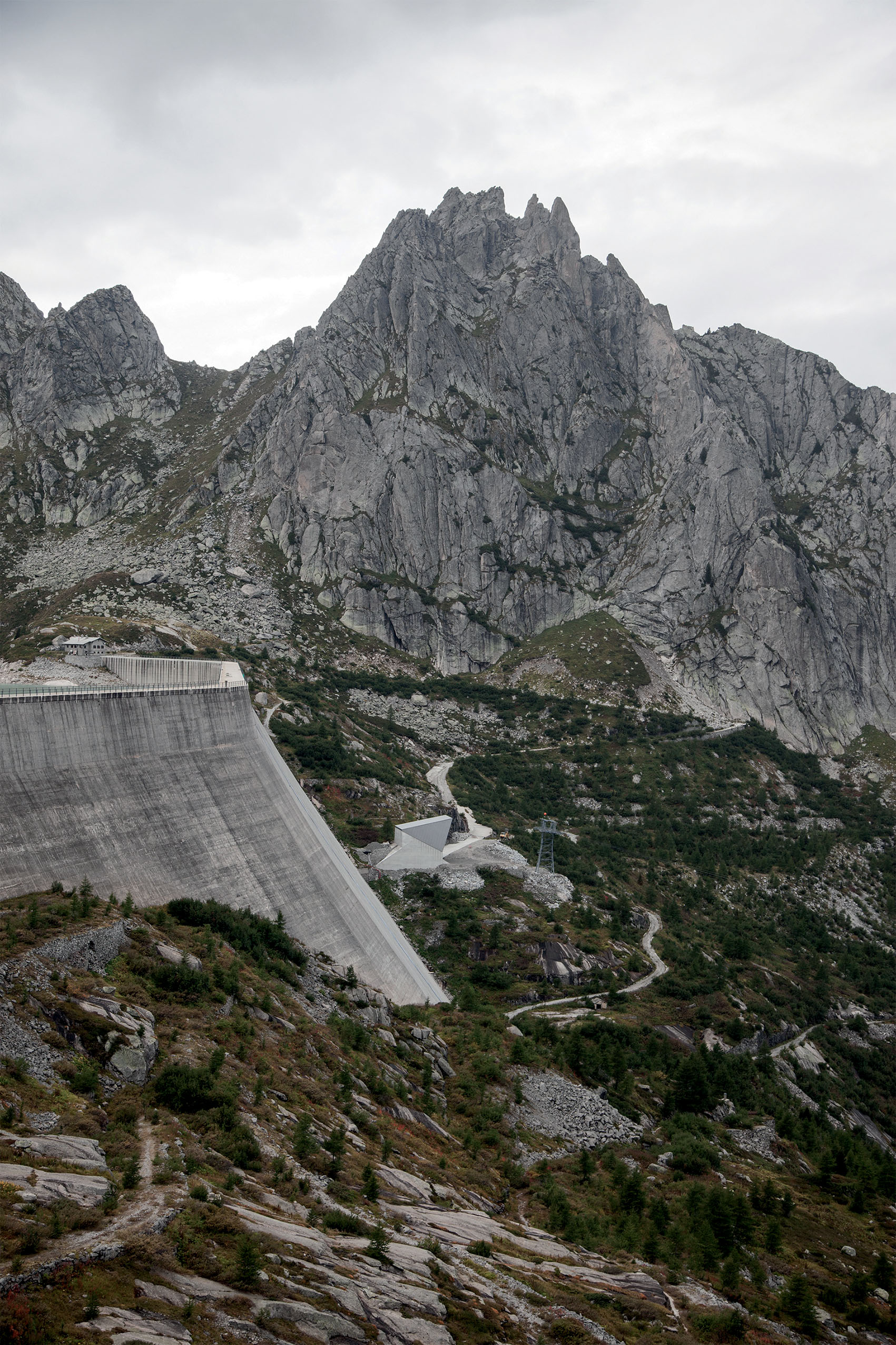 Diga e stazione a monte nel paesaggio dell'Albigna.