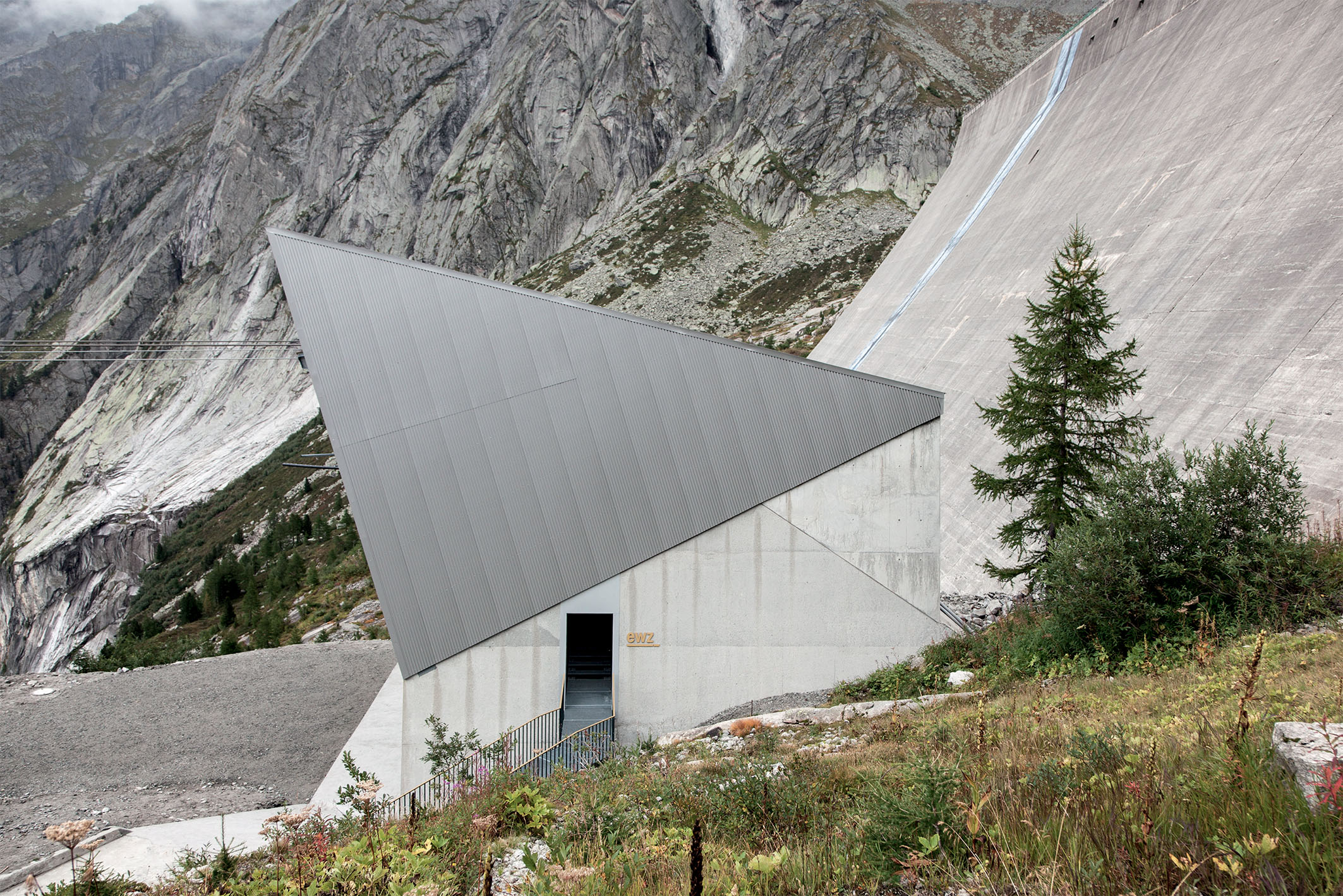 Stazione a monte. Prospetto laterale con rampa d'ingresso.