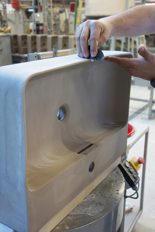 Produktionsschritte beim Waschbecken aus SaphirKeramik.