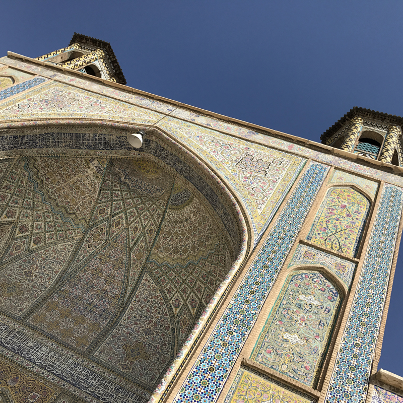 Die Freitagsmoschee Masjed-e-Jameh-ye Atiq wurde während der Saffaridenherrschaft 875 unter Amir ibn al-Layth begonnen.