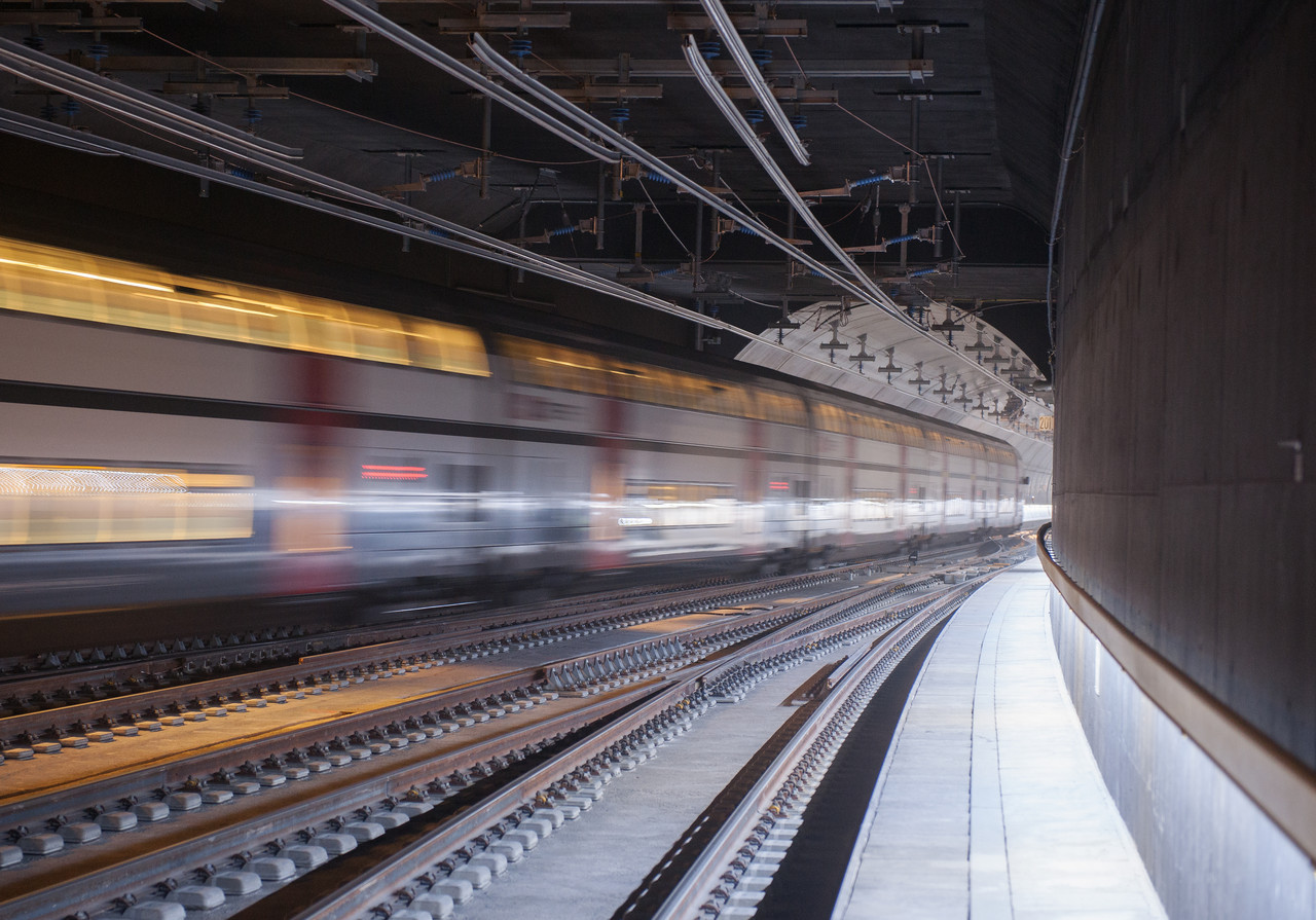 Eine S-Bahn fährt vom Bahnhof Löwenstrasse in den Weinbergtunnel. Der Bahnhof Löwenstrasse wurde in der Auslobung 2015 als Sieger in der Kategorie «Grund-, Tief- und Infrastrukturbau» und gleichzeitig Gesamtsieger ausgezeichnet.