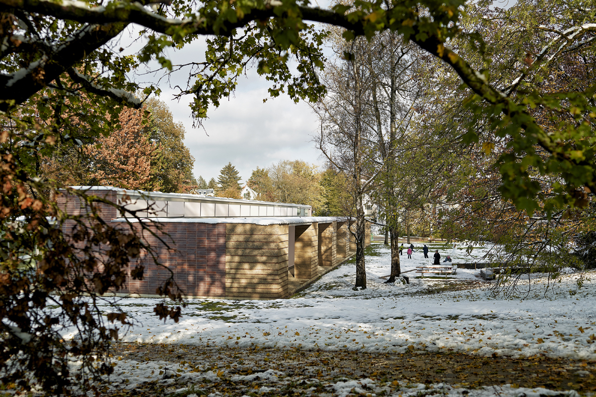 Boltshauser Architekten setzten im Jahr 2012 im Rahmen des Umbaus des Schulpavillons von Jakob Padrutt in Zürich Allenmoos eine Lehmveranda vor die östliche Aussenwand. Der Lehm bewährt sich und wird von Nutzern und der Bauherrschaft geschätzt.