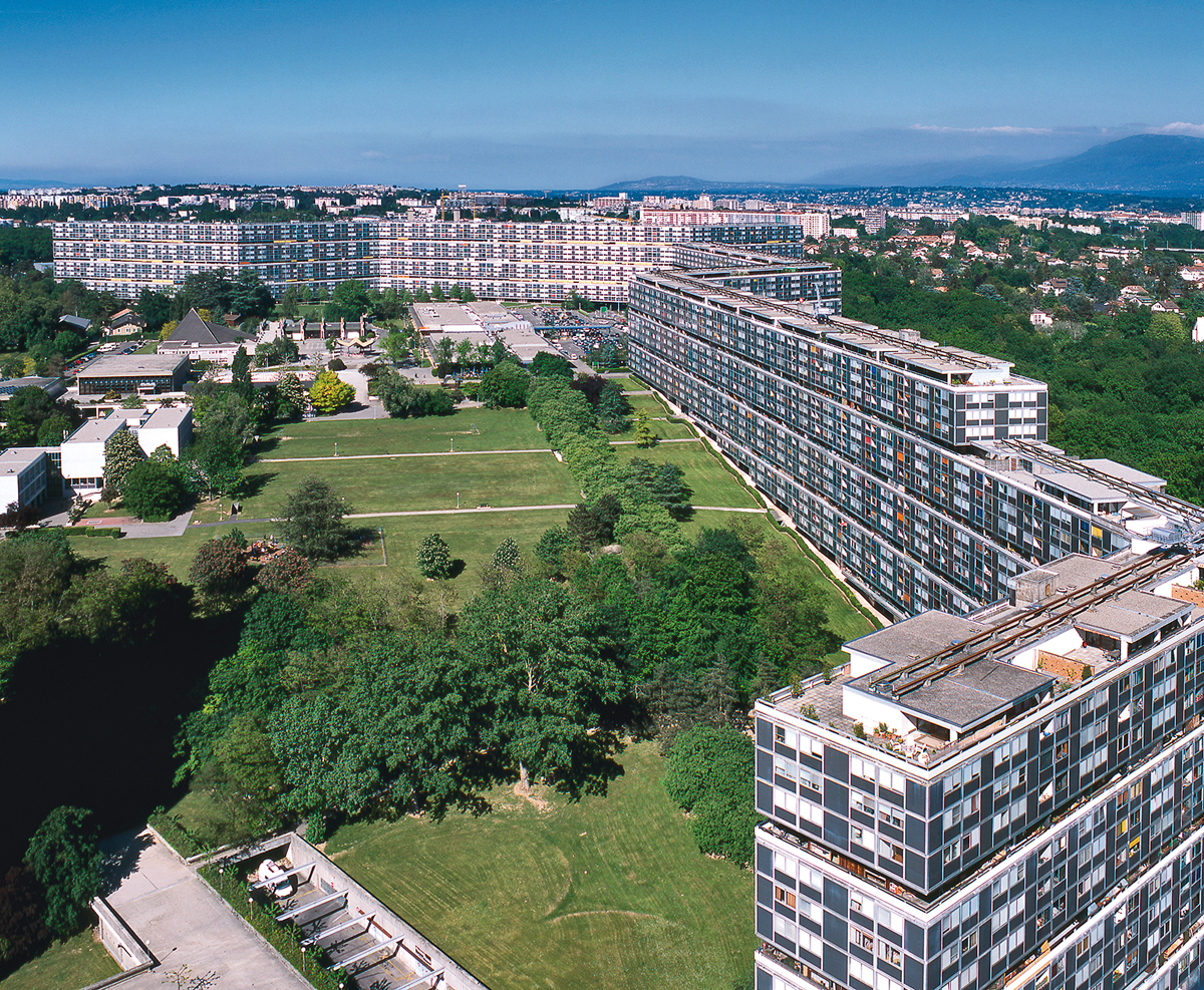 Blick von einem der Hochhäuser über das 1.6 km lange Gebäude