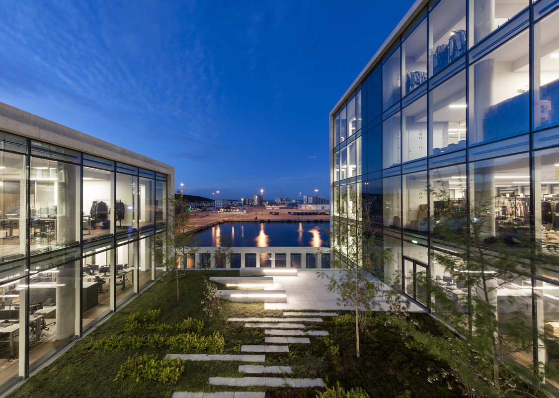 Vom Garten hat man eine Aussicht auf den Hafen.