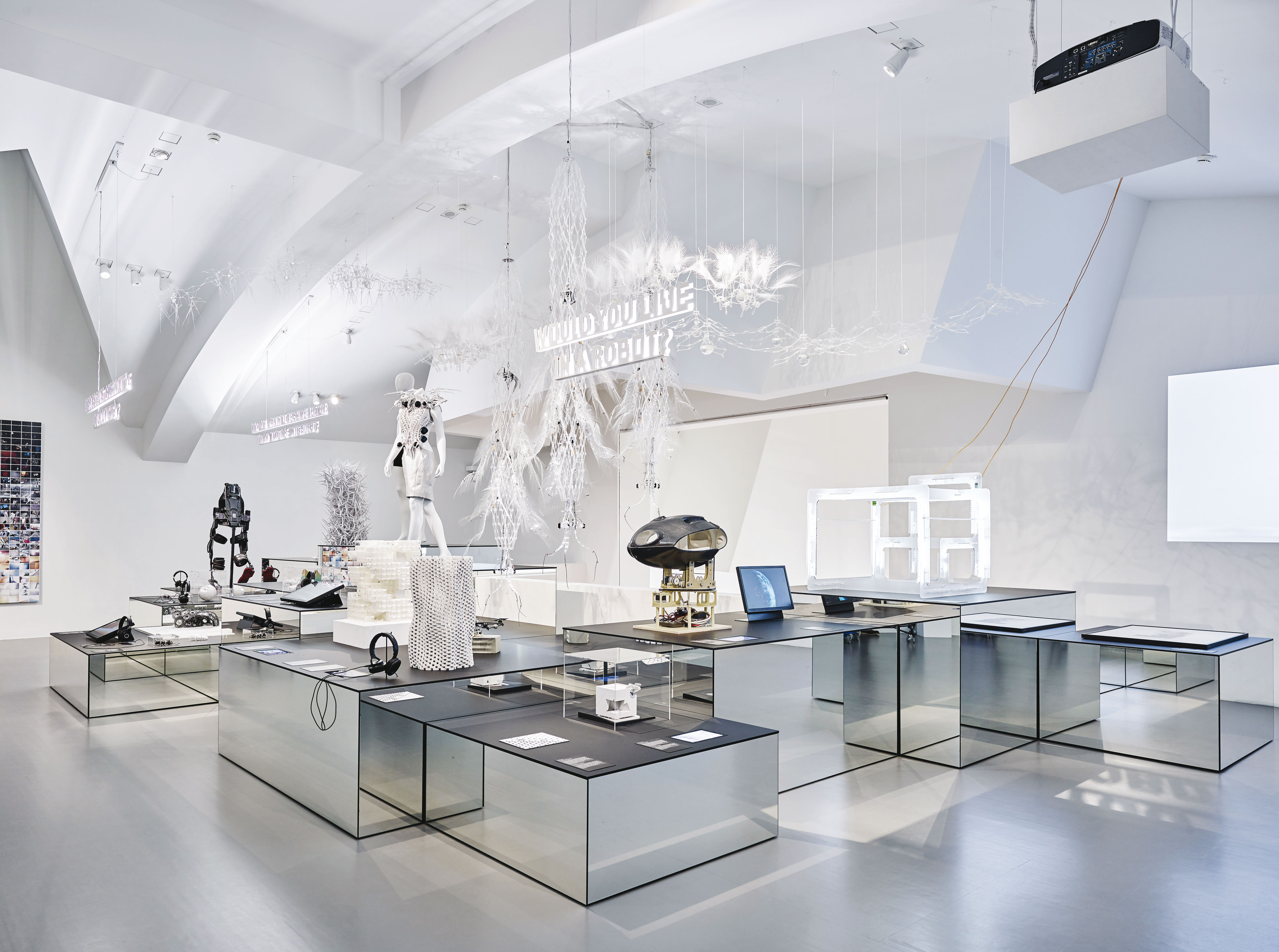 Vue de l’exposition Vitra Design Museum Hello, Robot. Design between Human and Machine, section «Une fusion totale», 2017