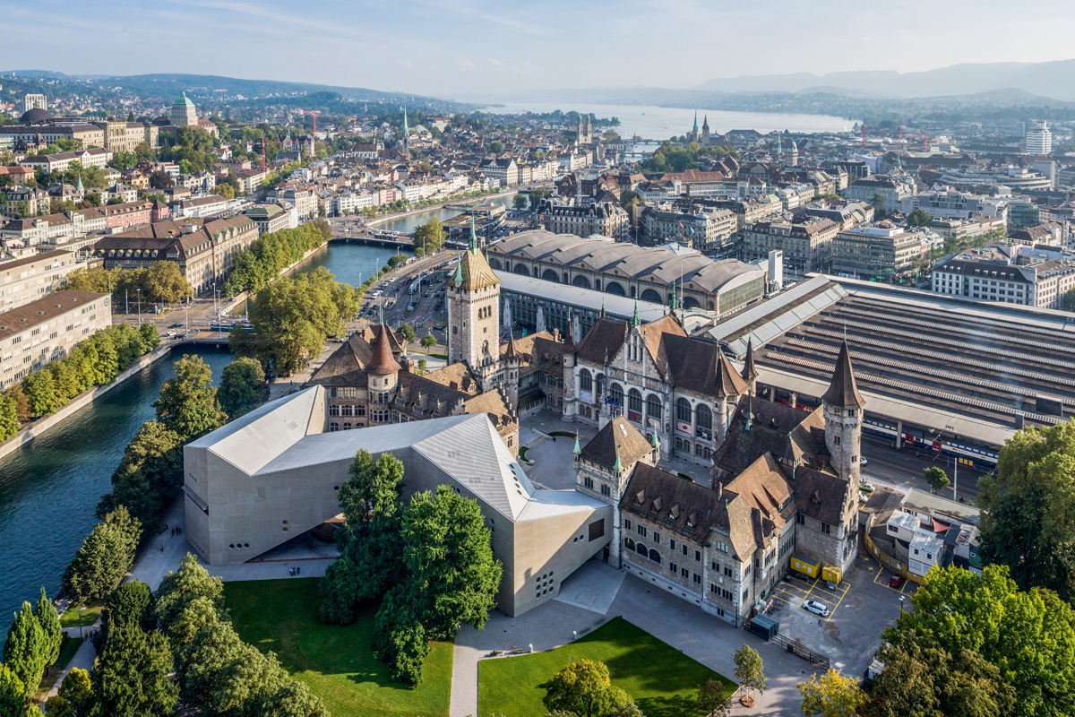 Alt und Neu: Der im Juli 2016 eröffnete Erweiterungsbau ergänzt das Gebäude des damaligen Stadtbaumeisters Gustav Gull von 1898 um einen neuen Gebäudetrakt. Dieser bildet mit seiner Brücke ein Tor zum Platzspitz und ermöglicht einen Rundlauf durch das Museum. Ein grosser Teil des Altbaus wurde vor den und während der Neubauarbeiten nach denk­malpflegerischen Grundsätzen erneuert und umgebaut.