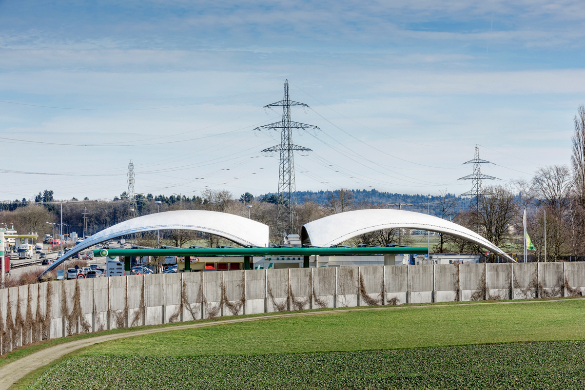 Ein Denkmal Schweizer Ingenieurbaukunst: Die beiden dreiecksförmigen Betonkonstruktionen erinnern an die Ära wachsender Mobilität in den 1960er-Jahren. Das Erscheinungsbild der Schalen ist auch heute noch auffällig und architektonisch reizvoll, trotz verunklärender Zusatzbauten aus jüngerer Zeit