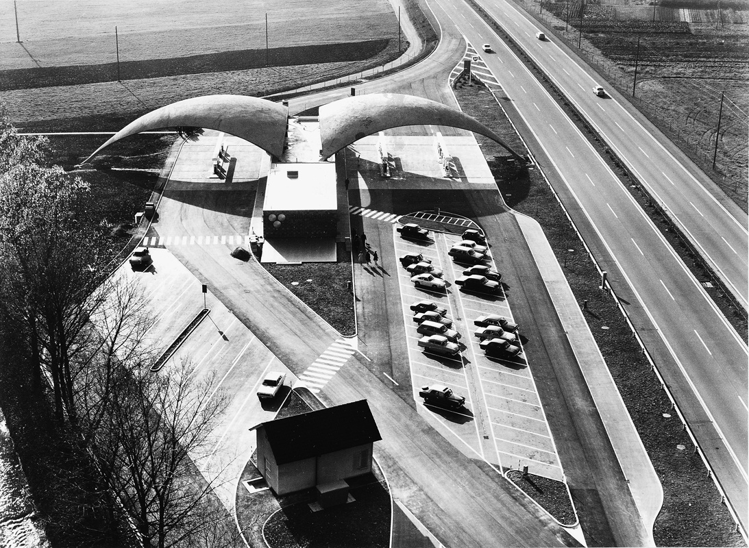 Über dem Servicebereich der 1968 eröffneten Tankstelle wirken die beiden Schalen wie Flügel. Ursprünglich war das Dach als Markenzeichen für mehrere Servicestationen gedacht.