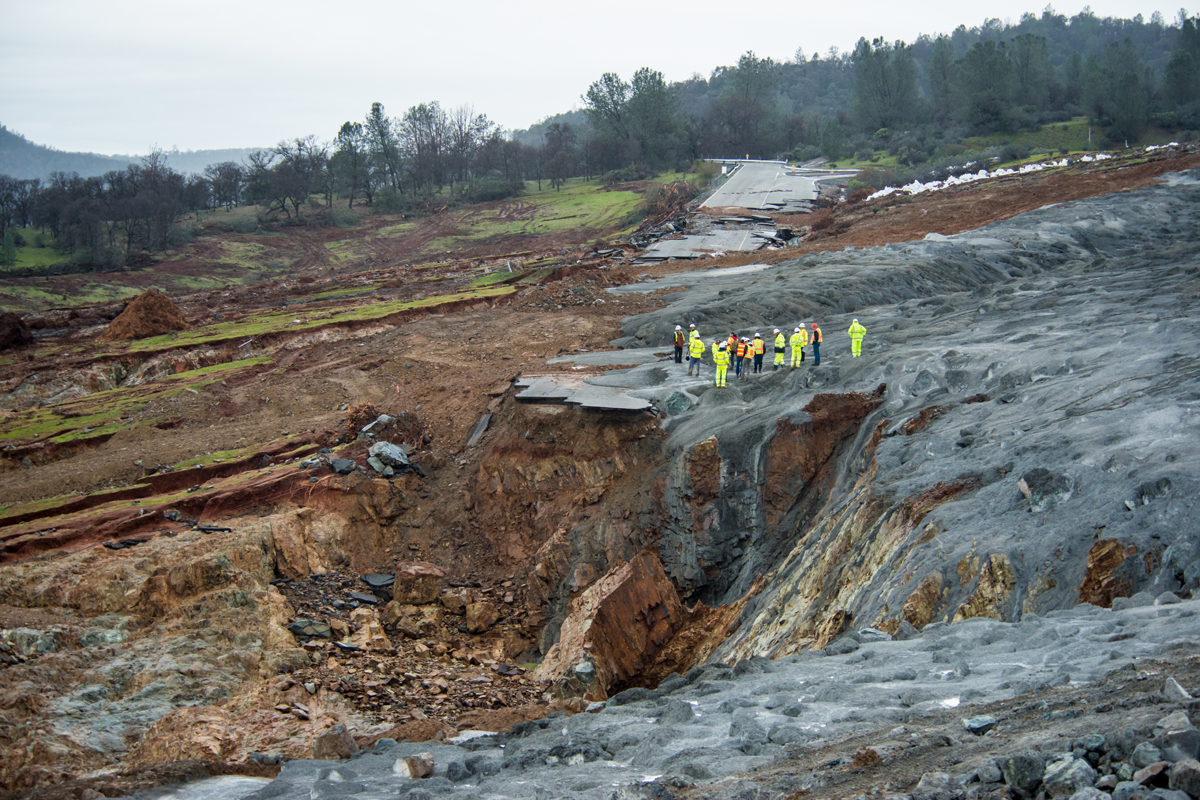 Fels, Gestein und Zementschlamm sollen die von der Erosion geschwächten Hänge stärken, gearbeitet wird rund um die Uhr.