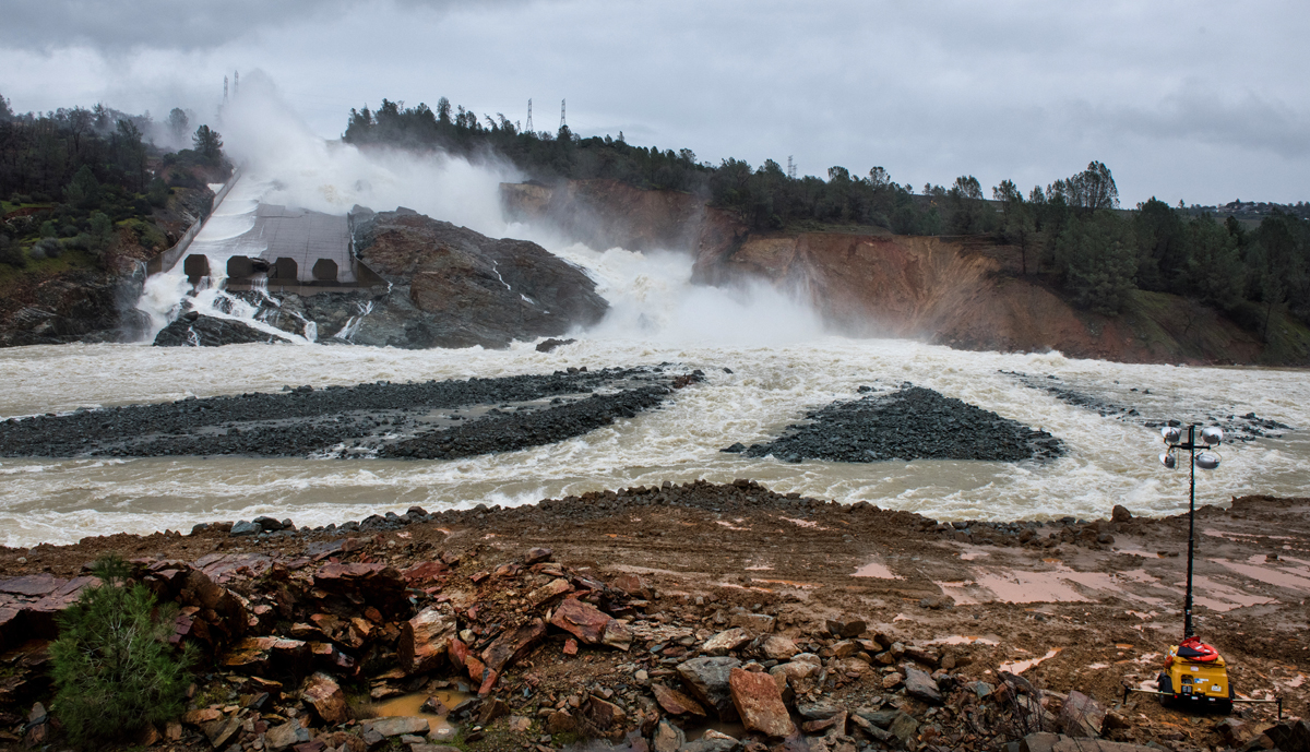 Das California Department of Water Resources DWR hat den Abfluss des Oroville Dam von 55.000 Kubikfuss (1.557.435 l) pro Sekunde auf 60.000 Kubikfuss (1.699.020 l) pro Sekunde erhöht. Damit soll der aufgrund der letzten Winterstürme erhöhte Zustrom aufgefangen werden.