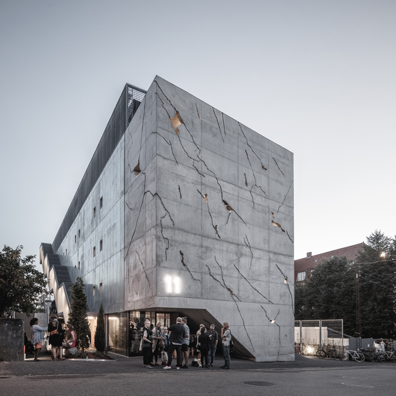 Die industrielle Atmosphäre der vergitterten Aussentreppe oder der offenen Lüftungsanlage auf dem Dach kontrastiert mit dem öffentlichen Restaurant, zu dem eine einladende Rampe hinaufführt.