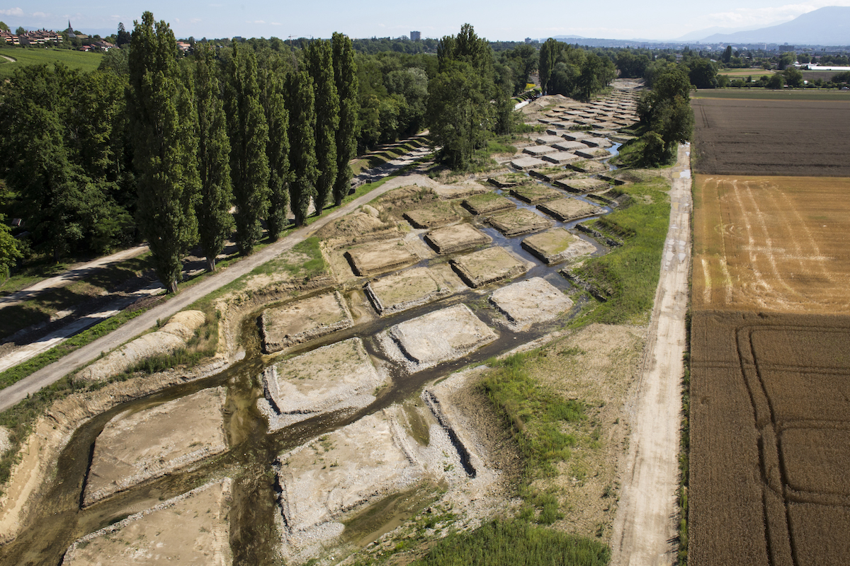 Ausbau Revitalisation de l’Aire, Genève: Östlich von Lully darf sich der Fluss einen eigenen Weg durch ein definiertes Bachbett suchen.