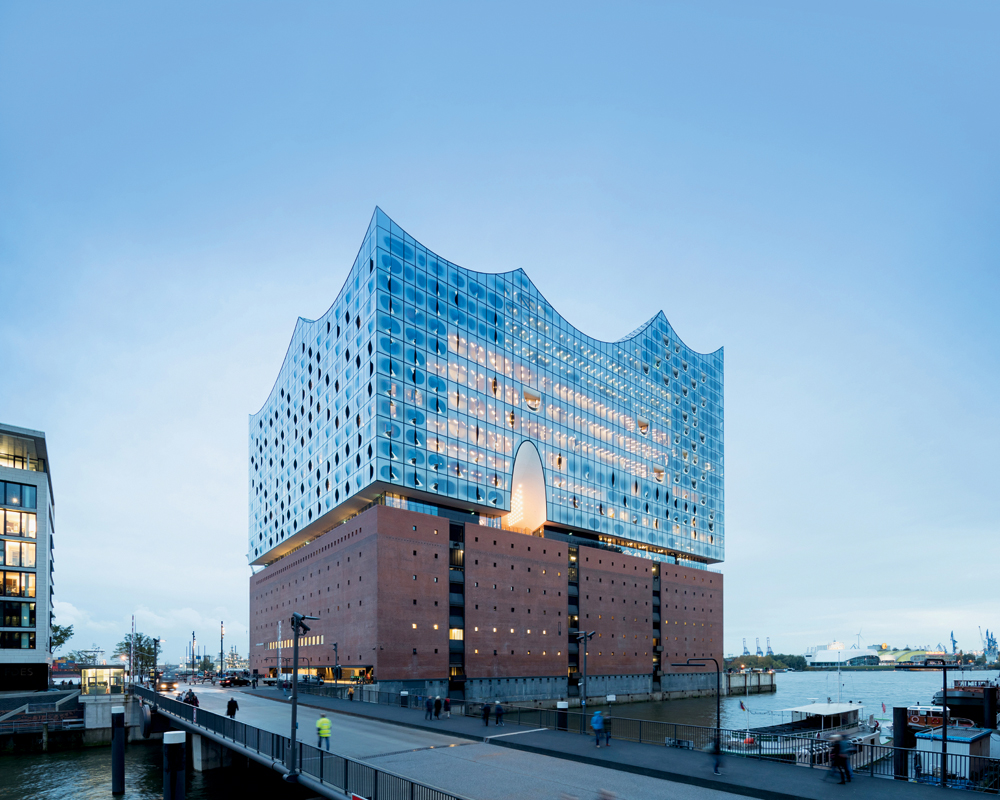 Die Elbphilharmonie besteht aus dem siebenstöckigen Speichergebäude von 1963 und dem darüberliegenden achtzehnstöckigen Aufsatz von Herzog &amp; de Meuron. Dazwischen, auf Höhe der Fuge zwischen Sockel und Aufbau, liegt die öffentlich zugängliche Plaza.