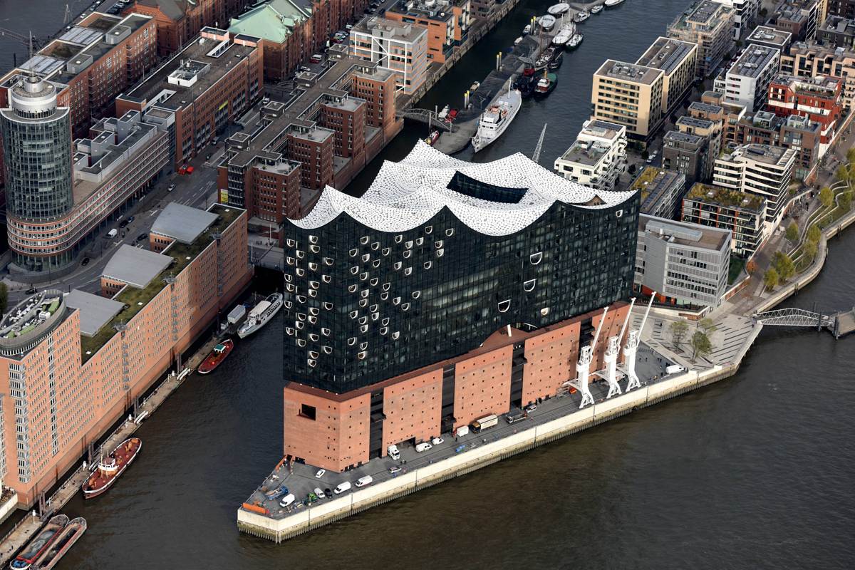 Die gewölbten Ausbuchtungen an der Süd- und Westfassade markieren die Lage der Wohnungen.