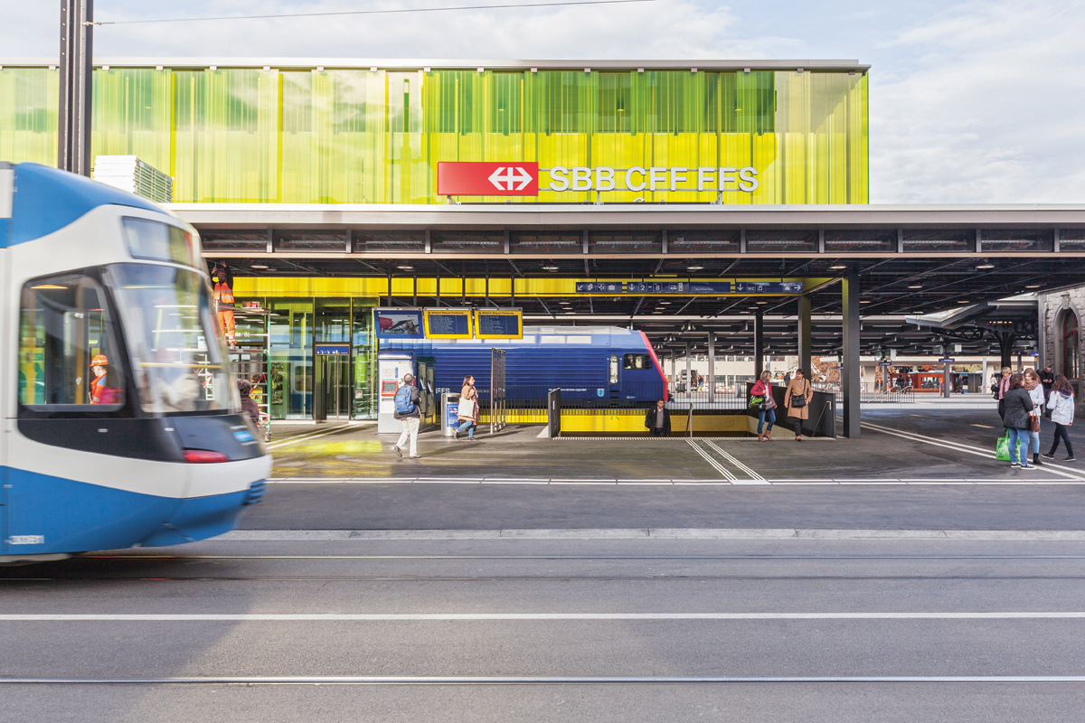 Die Glasbaldachine wirken als weithin sichtbare Landmarken.