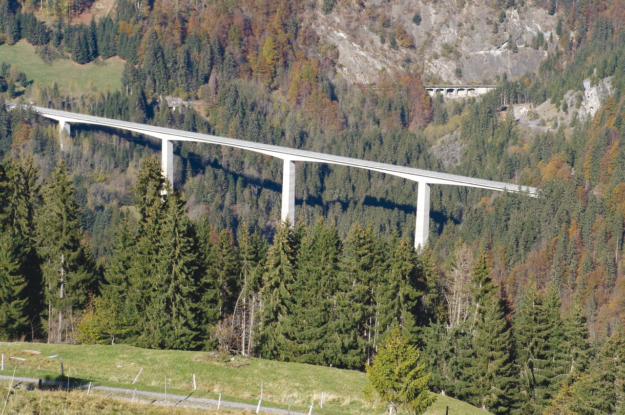 Le pont d’Aigremont, entre Le Sépey et Les Diablerets ; à l’arrière-plan, on distingue le tracé de l’ancienne route cantonale.