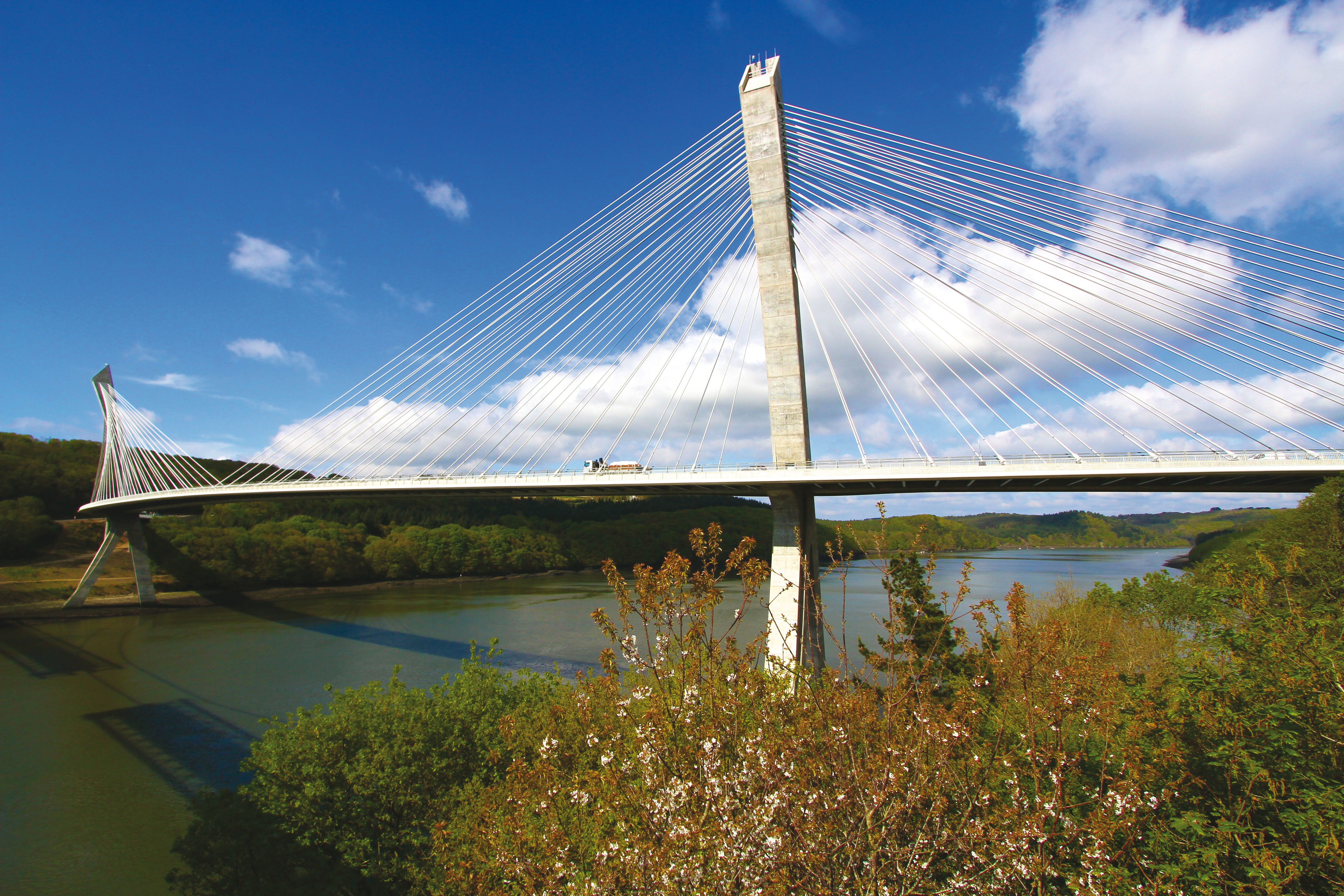 Le pont de Térénez depuis la rive droite de l’Aulne