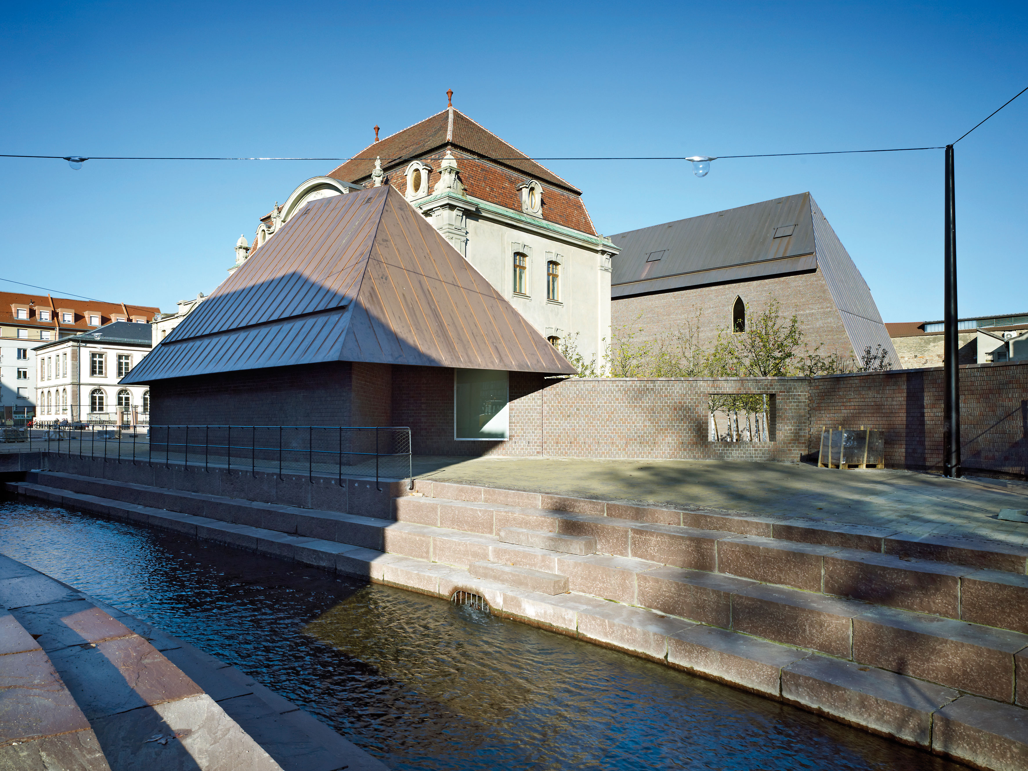 Vue de la place Unterlinden : la maison, la piscine, le nouveau bâtiment appelé l’Ackerhof, musée Unterlinden