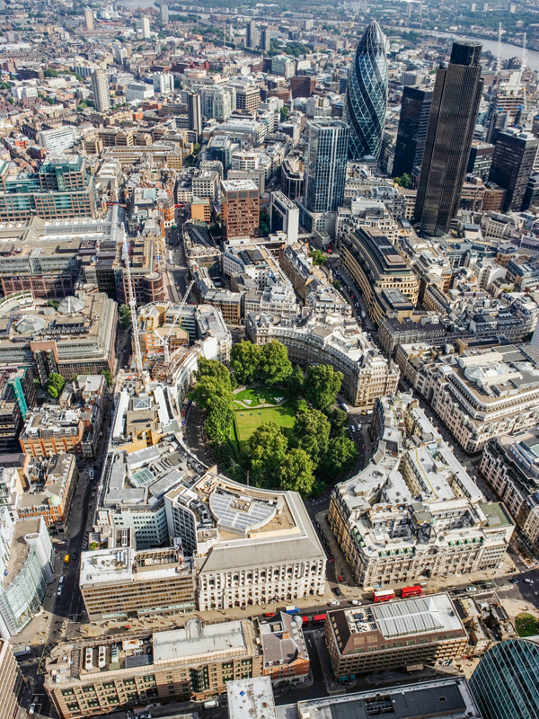 Wachsende Städte brauchen mehr begrünte, kühlende Räume; trotzdem sind bestehende Flächen nicht sakrosankt: Der Finsbury Circus Garden ist der älteste Stadtpark von London. Um ihn anzulegen, wurde vor über 200 Jahren sogar ein Spital abgerissen. In den letzten Monaten allerdings wurde unter dem Park eine neue U-Bahn-Linie durchgezogen.