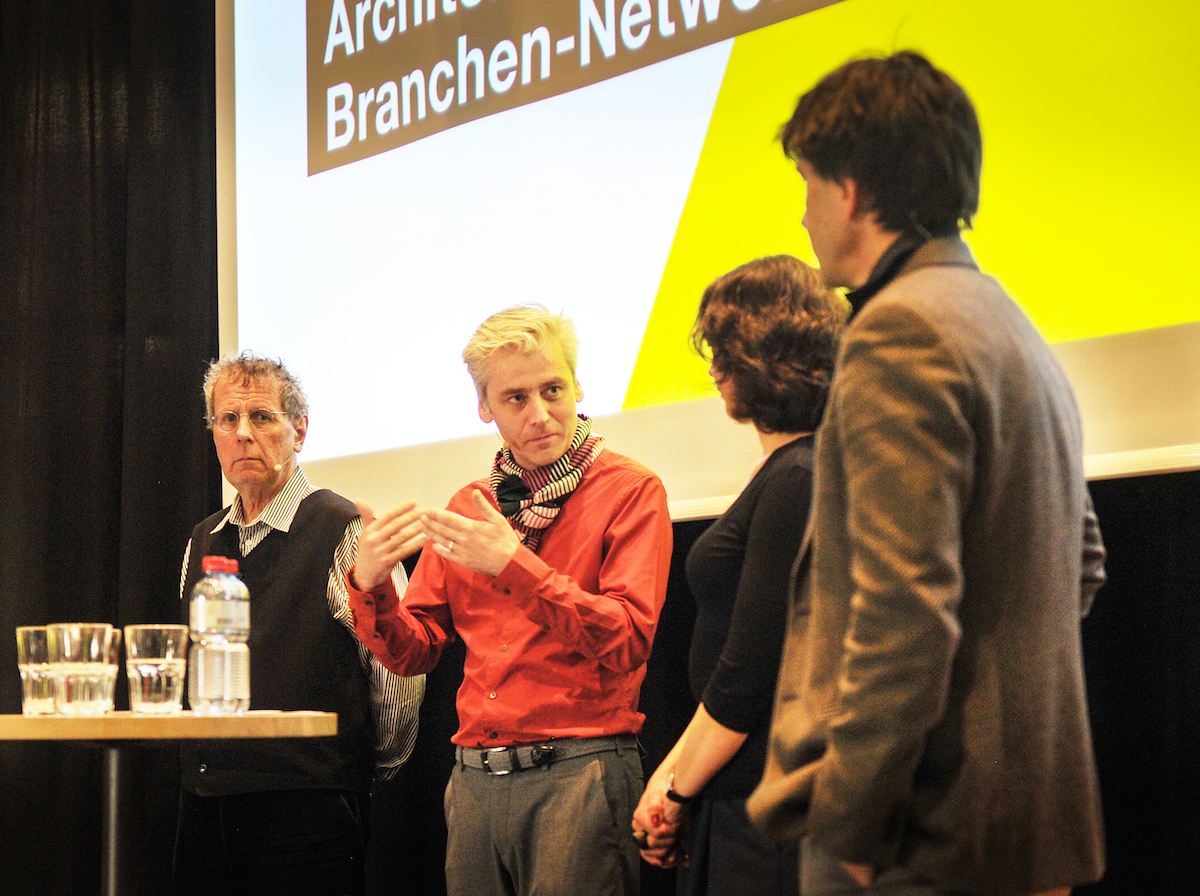 Valentin Spiess berichtet über seine Erfahrungen mit digitalen Medien; Benedikt Loderer, Judit Solt und Paul Curschellas hören zu.