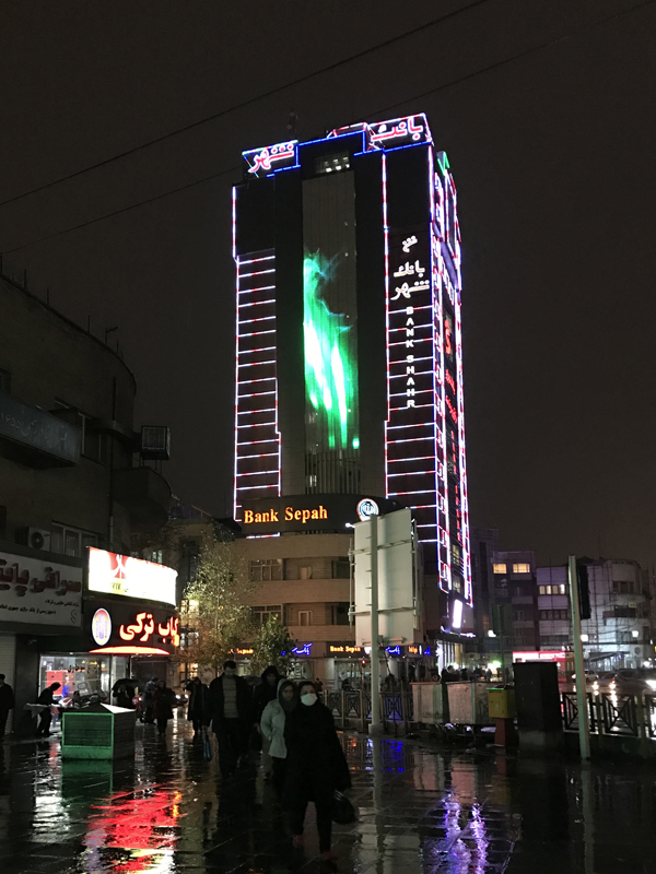Am Ferdowsi-Platz kreuzen sich die Enghelab- und die Ferdowsi-Strasse, die direkt zum Bazar führt.