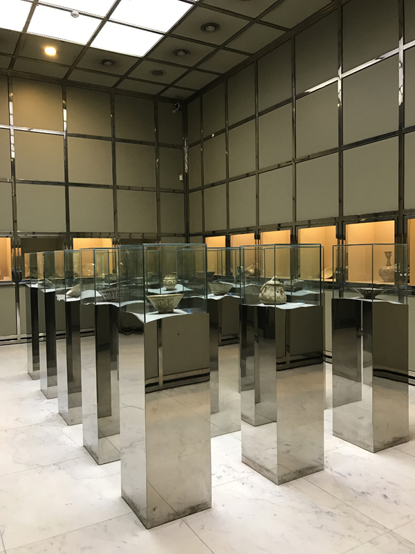 Die Ausstellungsobjekte werden in den auffällig gestalteten Vitrinen inszeniert.
