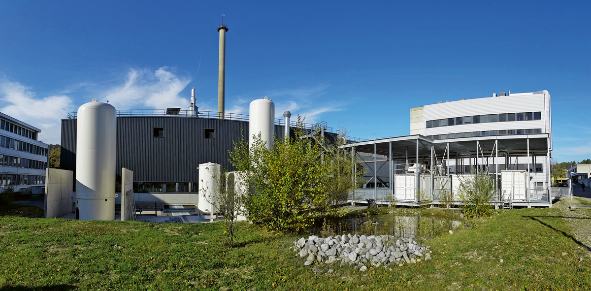 Die Power-to-Gas-Versuchsanlage am Paul-Scherrer-Institut ist Bestandteil einer Energiesystem-Integrationsplattform. Im Vordergrund steht das Erforschen von Speichervarianten und der energetischen Nutzung von Biomasse.