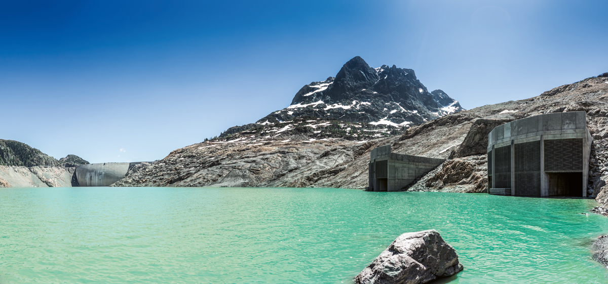 Nant de Drance: Stausee Emosson mit Bogenstaumauer und Ein- und Auslaufbauwerken zum unterirdischen Pumpspeicherkraftwerk.