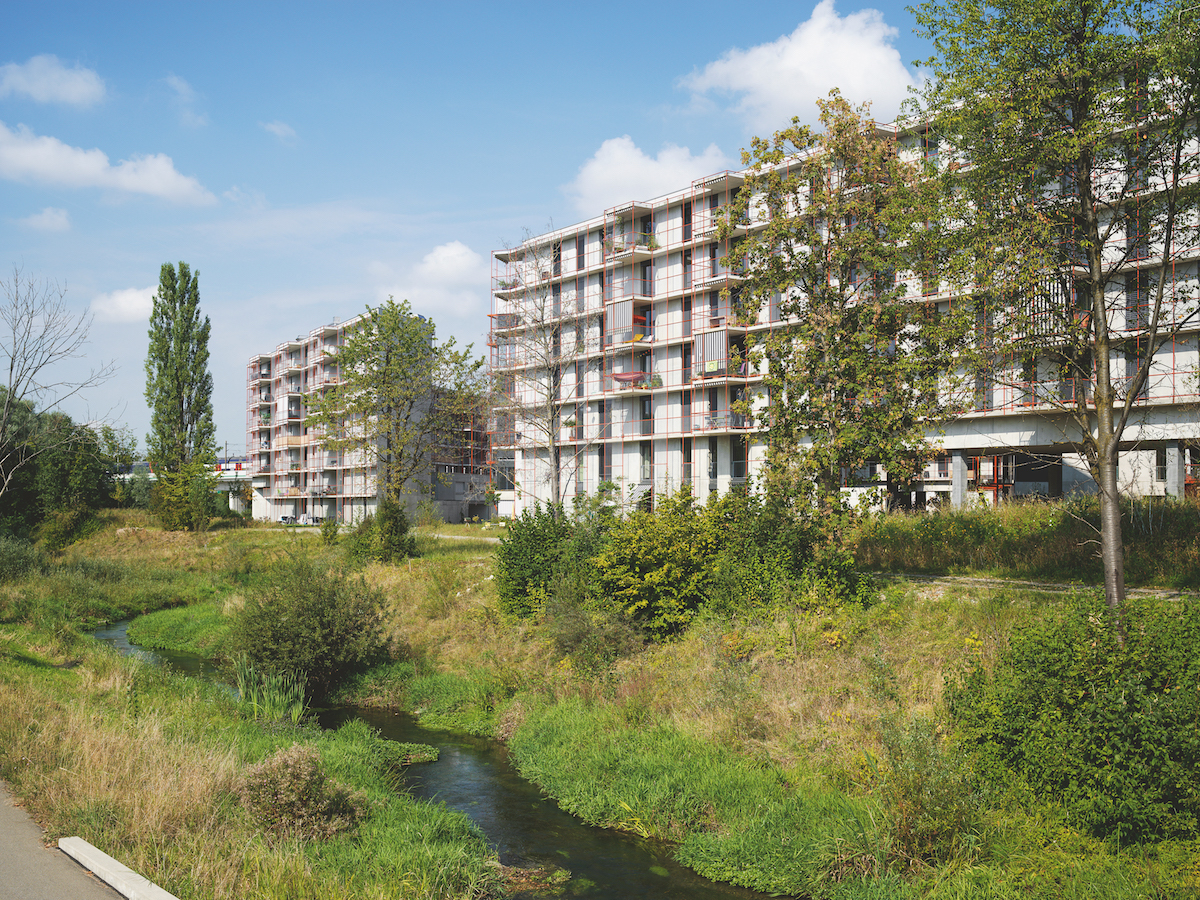 AUSZEICHNUNG – Kraftwerk1 Zwicky Süd, Dübendorf ZH: Mit der Siedlung «Zwicky Süd» stellte die Genossenschaft Kraftwerk1 auf dem 24 ha grossen Gelände der ehemaligen Spinnerei Zwicky in Dübendorf unter Beweis, dass neben Energie­effizienz und partizipativer Planung noch viel mehr möglich ist: Inklusion und Solidarität – über Generationen, Nationen und soziale Grenzen hinweg. Rund 300 Personen aus zwölf Ländern wohnen in der Siedlung, unter ihnen auch fünf Flüchtlings­familien.