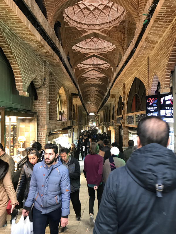 Der Bazar ist eigentlich eine Stadt in der Stadt. In der Vergangenheit bewiesen die Bazaris als mächtige Gruppe mehrmals politische Durchschlagskraft auf nationaler Ebene.