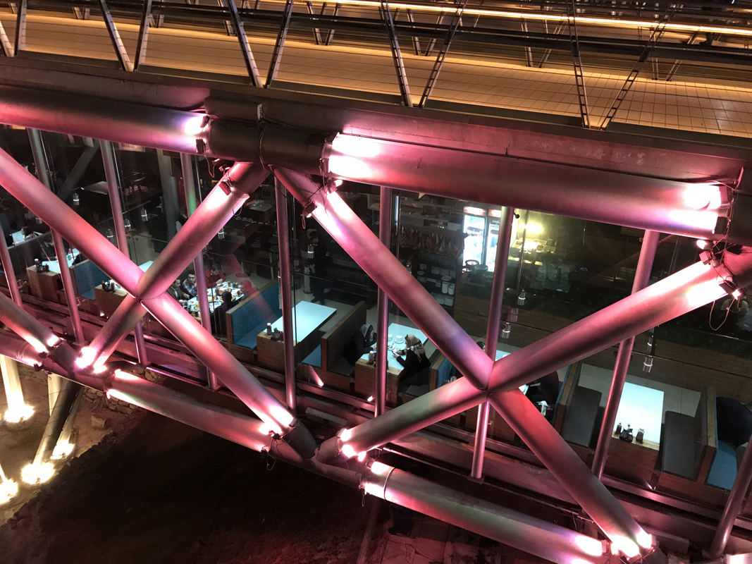 Mehrere teure Restaurants und Aufenthaltsbereiche, die durch Treppen und Rampen miteinander verbunden sind, befinden sich auf der unteren Ebene. Der Ort ist aber auch für weniger vermögende Familien ein beliebtes Ausflugsziel.