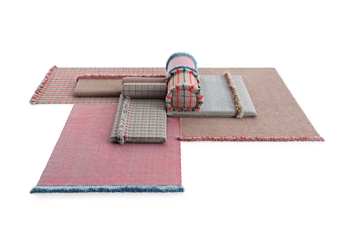 Inspiriert von der traditionellen Gewohnheit indischer Völker, unter freiem Himmel zu lagern, hat die Designerin Patricia Urquiola die Kollektion «Layers» entwickelt. Die gewebten Teppiche, Matten, Kissen und Nackenrollen sind aus drei Farbgruppen untereinander kombinierbar. Ein orientalischer Einfluss kommt in den Teppichabschlüssen, Fransen und der Geometrie der Motive zum Ausdruck. Um für unsere Breiten wettertauglich zu sein, ist der Bezug allerdings entgegen allem Anschein aus Polypropylen und das