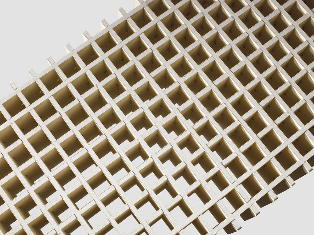 In der Textilindustrie fallen extrem viele Reste an, die grundsätzlich noch verwendbar wären. Really und Kvadrat haben ein Verfahren geschaffen, das aus vermeintlichen Abfällen ein neues Rohmaterial herstellt. Wolle und Baumwollstoffe werden ohne Zusatz von Färbe­mitteln, Wasser oder giftigen Che­mikalien in Fasern zerlegt, mit ­haltbaren Bindemitteln vermengt und gepresst, sodass auch das neu gewonnene Material recyclierbar bleibt. «Solid Textile Board» lässt sich als akustischer Dämmstoff ­ein