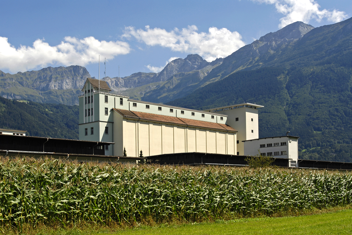 Das «Sacklager», an dem die NEAT-Züge kurz vor der Einfahrt ins Gotthard-Basistunnel vorbei fahren, hat die Hand geändert. Das Areal und die Hallen auf dem Eyschachen, die dem Militär einst als Getreidespeicher dienten, gehören nun dem Kanton Uri.