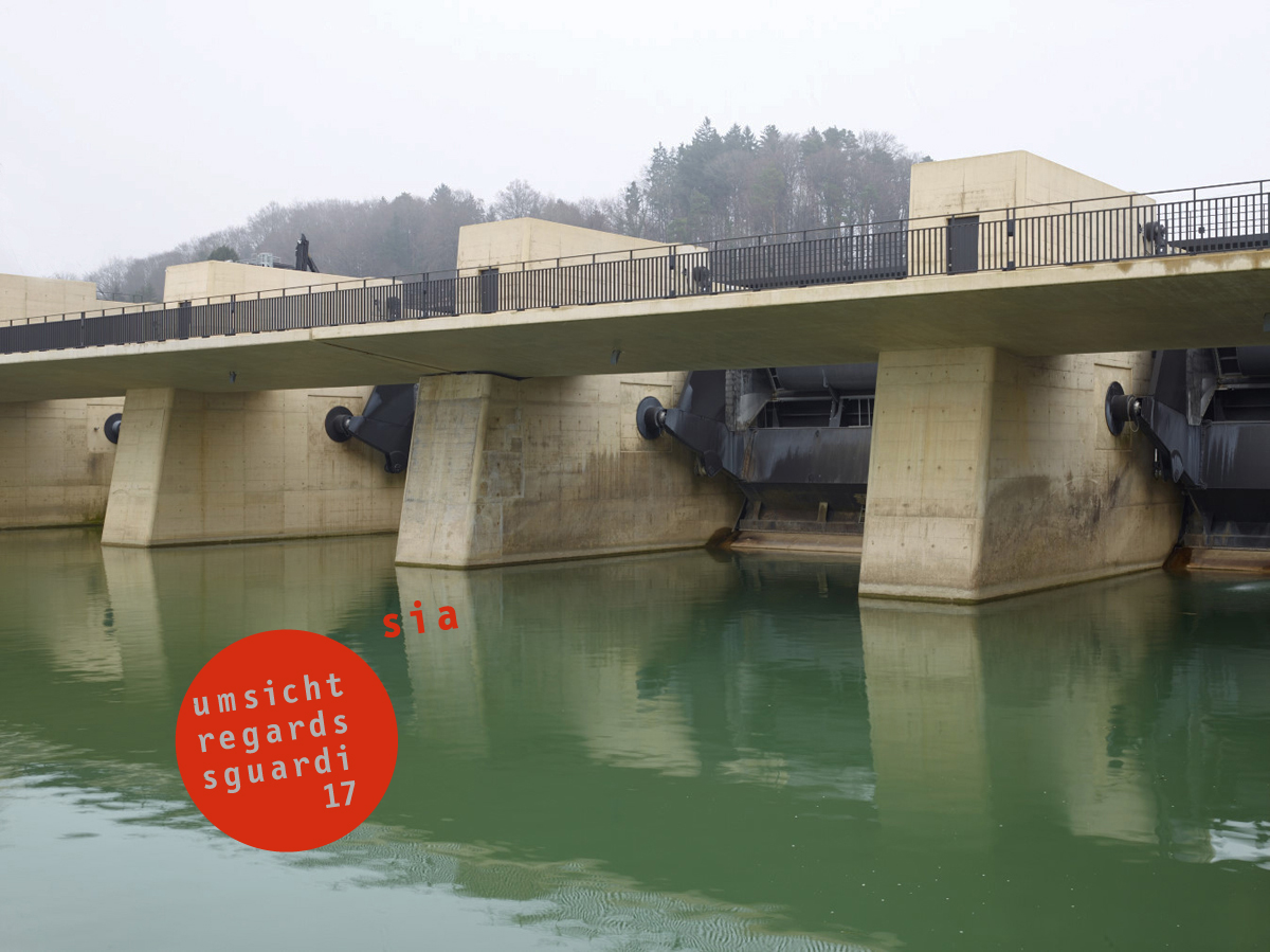 Die Wehrbrücke verläuft nicht konventionell oben auf den Pfeilern, sondern rund 3 m tiefer.
