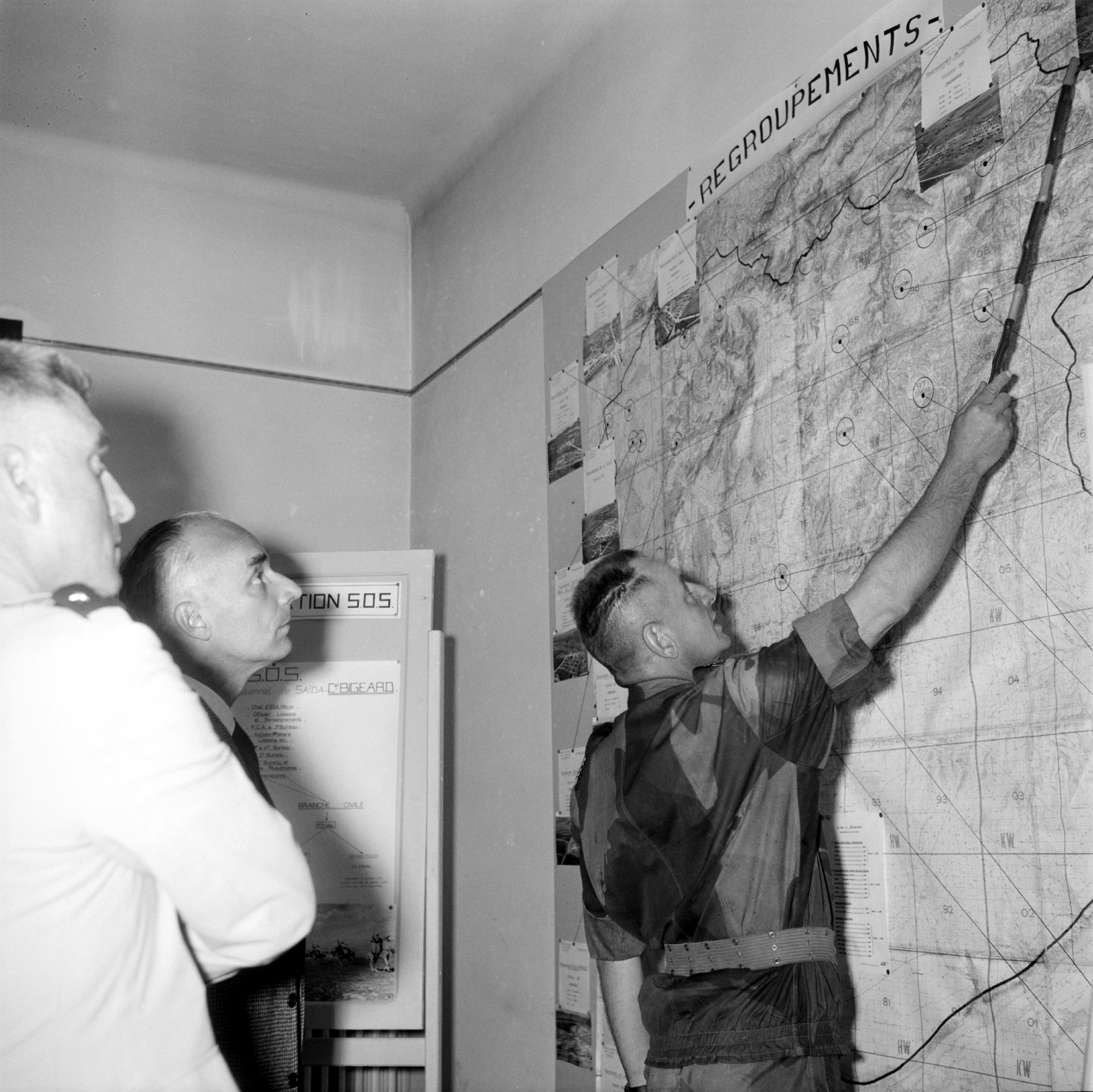 Le colonel Marcel Bigeard illustre la stratégie miltaire de « regroupements » dans la région de Saïda, Algérie, 1959