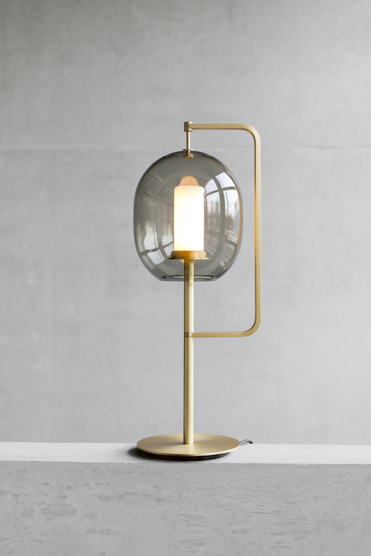 Die Entwürfe der Architekten Neri &amp; Hu sind derzeit allgegenwärtig. Bei «Lantern Light» für Classicon haben sie sich von einer Fackel inspirieren lassen. Das Leuchtmittel spiralförmig verteilt sich in dem Glaskolben, sodass dieser gleichmässig hell strahlt. Über einen einfachen Haken ist der Schirm am Metallgestell eingehängt. Die dimmbare Tisch- oder Stehleuchte wird in ausgewählten Metall- und Glastönen angeboten. www.classicon.com