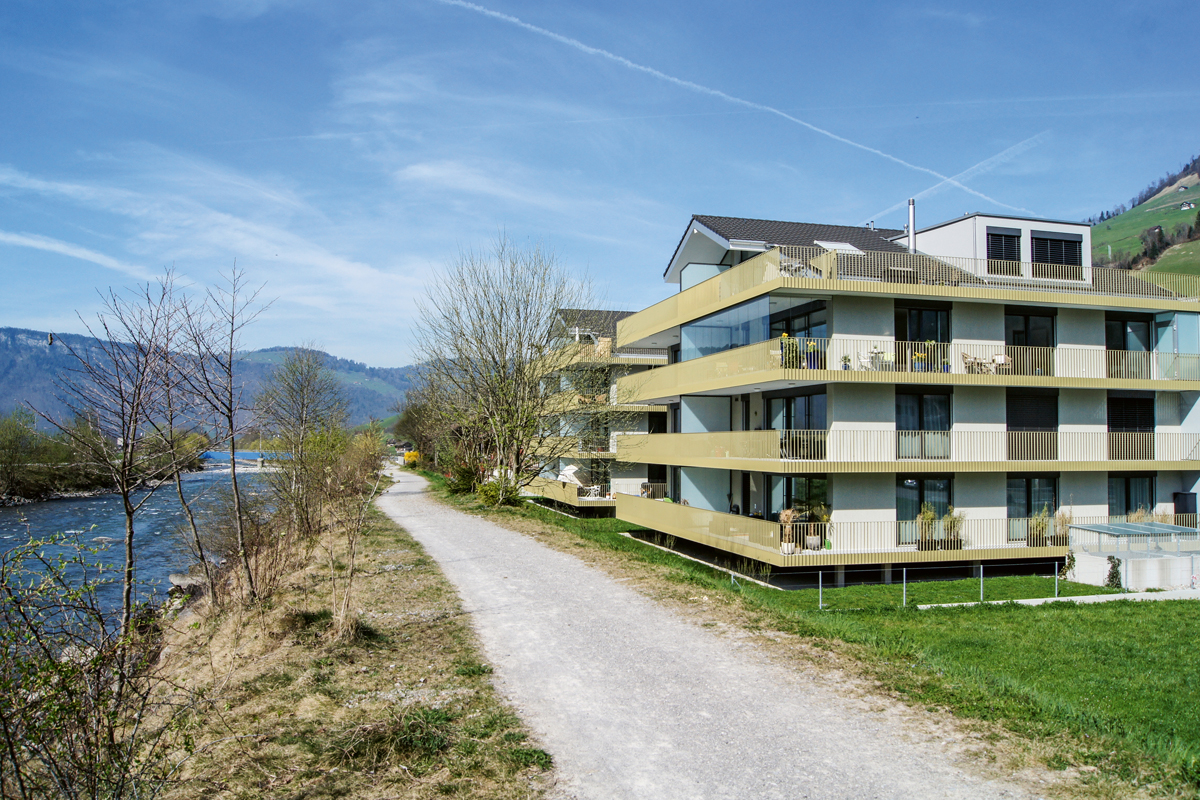 Haus auf Stelzen in Büren/Oberdorf NW: Der bauliche Objektschutz an dieser Immobilie an der Engelberger Aa stellt sicher, dass das Hochwasser nicht ins Gebäude eindringt, ungehindert abfliessen kann und nicht auf die Nachbarparzellen seitlich abgeleitet wird. Architektur: Kontur Architekten, Stans.