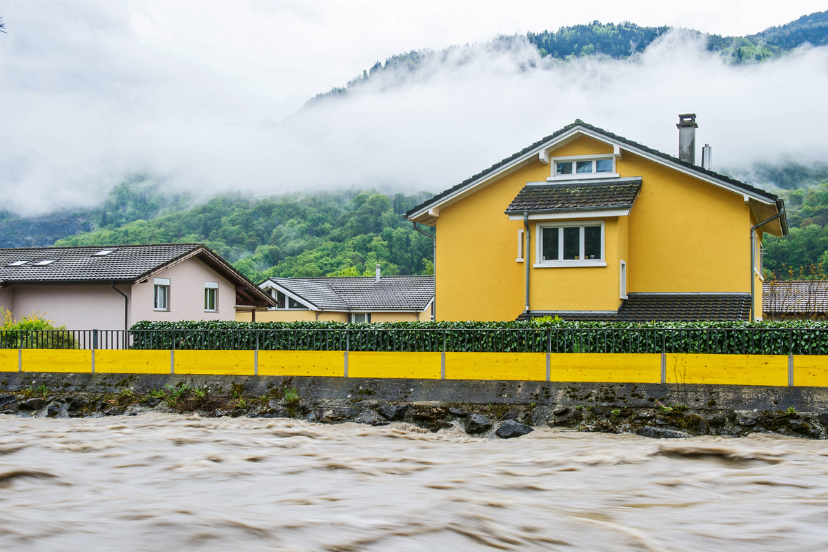 Nach einem Starkregen führt die Vièze bei Monthey am 3. Mai 2015 viel Wasser.