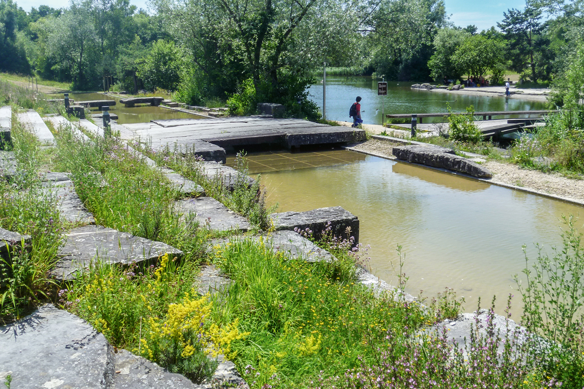 Neu abgedichtet und wieder in den Park eingepasst: der Reflecting Pool. Gitter unter der Wasseroberfläche am Übergang helfen mit, Unfälle zu verhüten.
